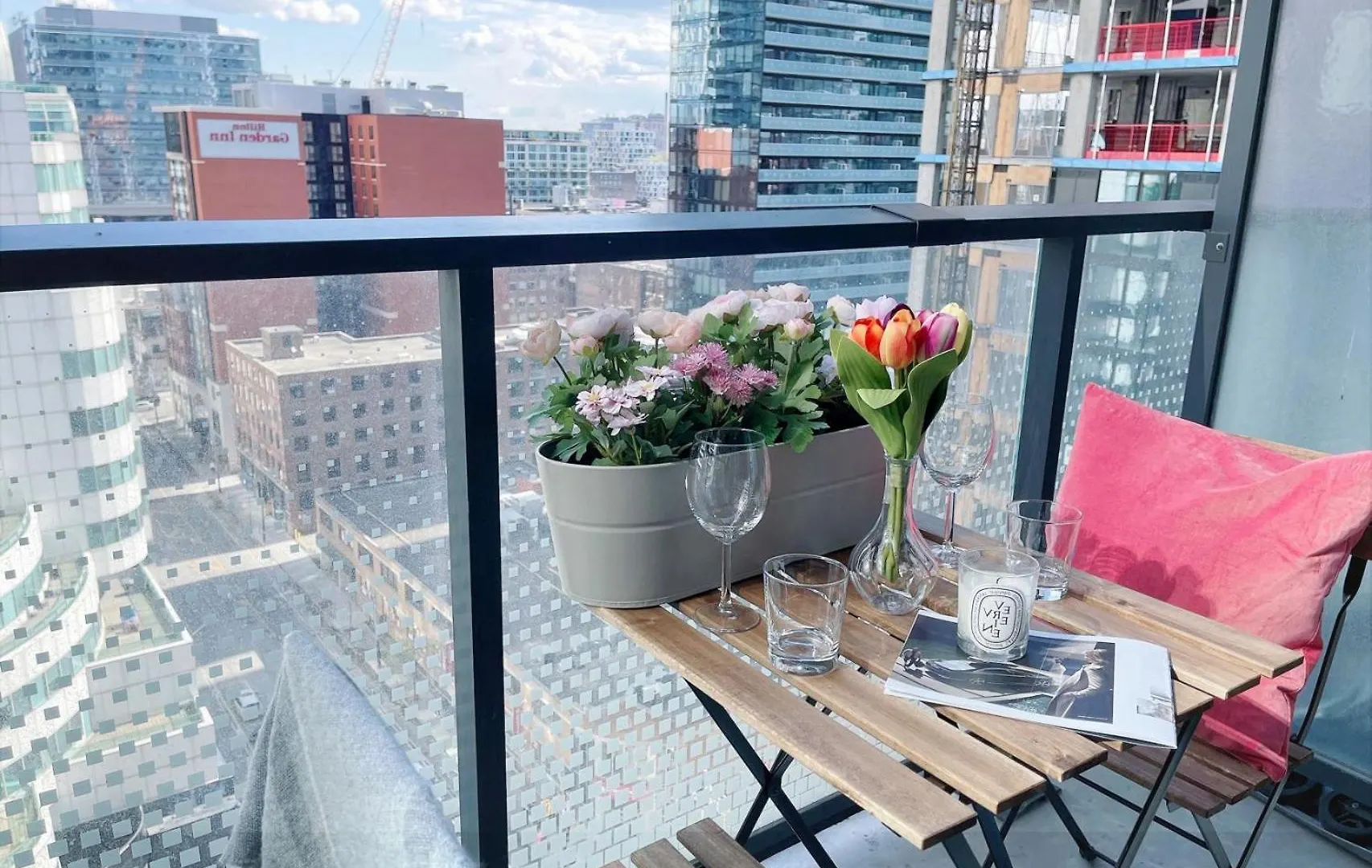 King Suites In Downtown Toronto Near Cn Tower Rogers Centre B contacts